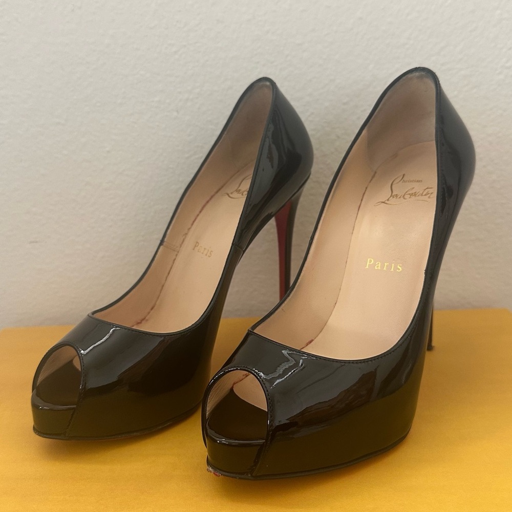 Christian Louboutin Very Privé 120 Patent Pumps, Peep Toe – Black, Size 37
